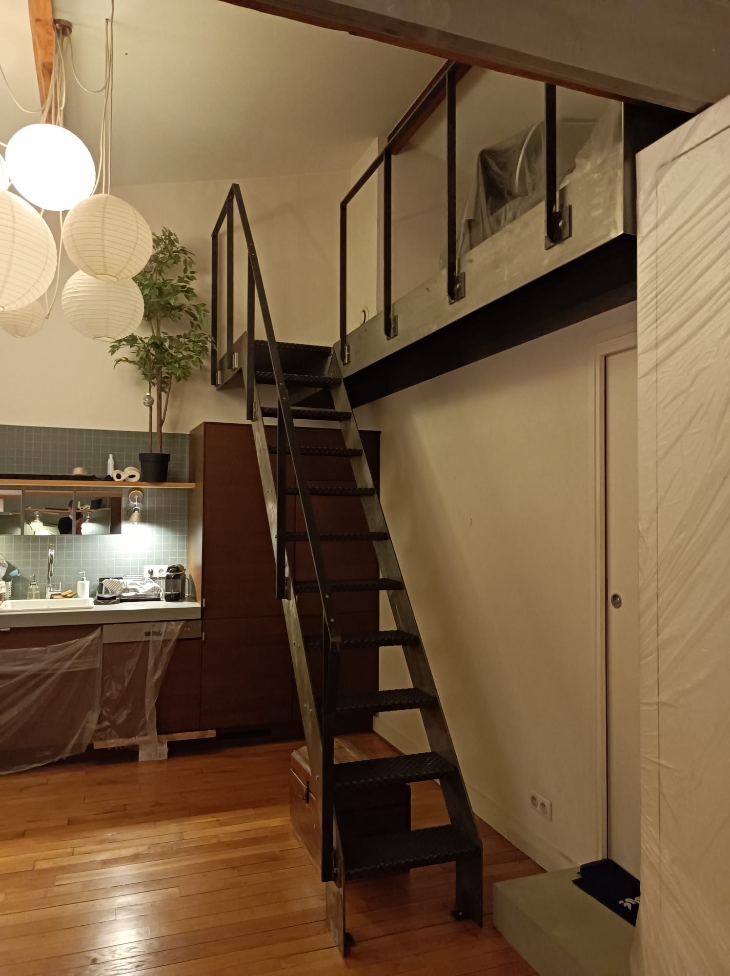 Création d’un escalier métallique avec garde-corps et main courante Création d'un escalier métallique avec garde-corps et main courante