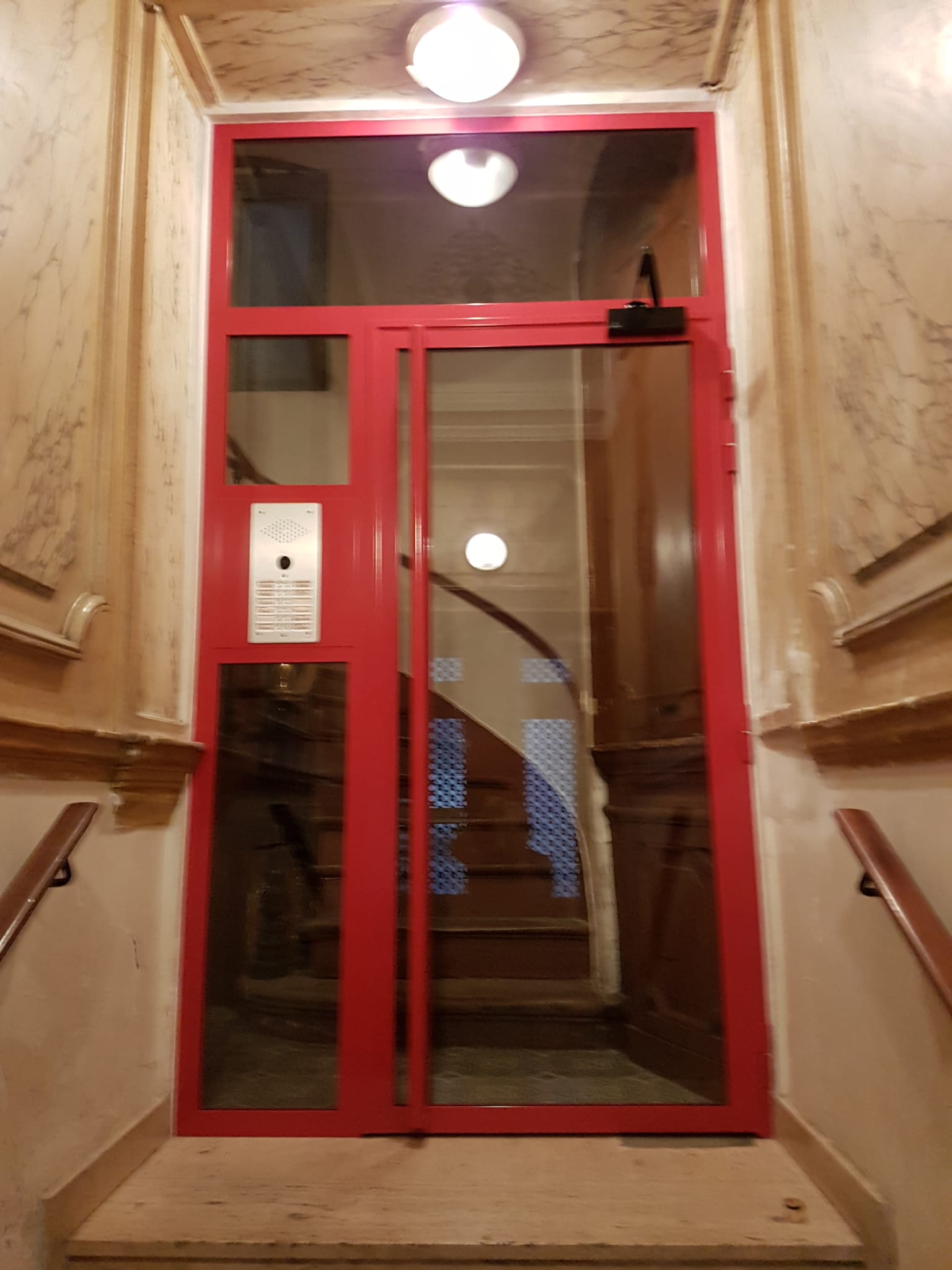 Porte sas d’immeuble avec contrôle d’accès Porte sas d'immeuble avec contrôle d'accès